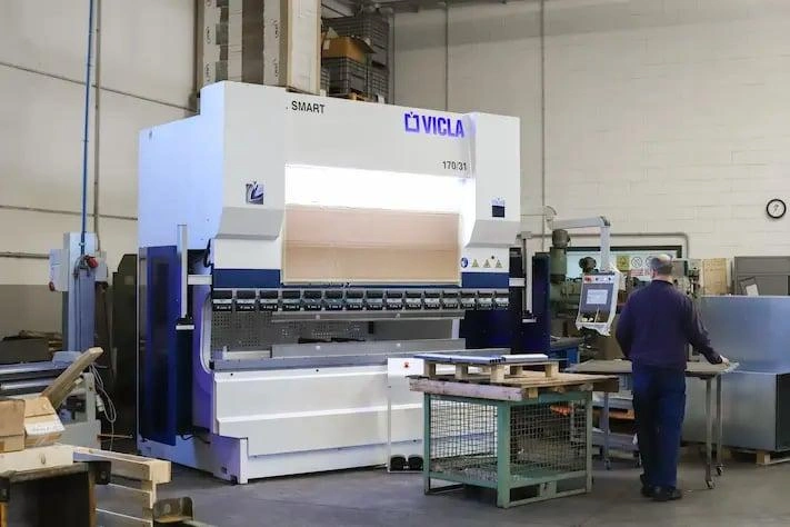 VICLA SMART 31/170 podczas pracy w hali produkcyjnej MAR-BOL