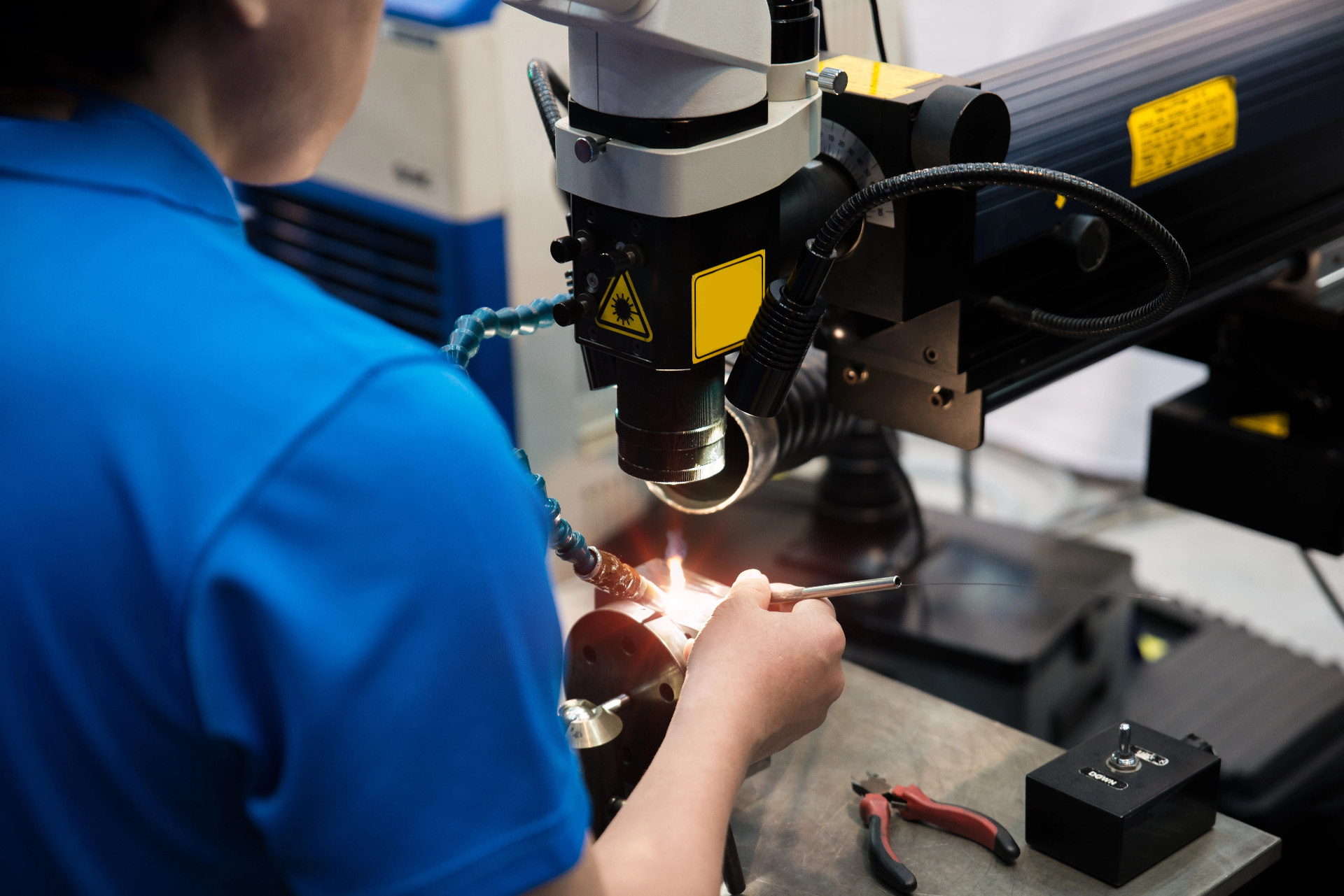 Precyzyjna spoina laserowa na elemencie metalowym