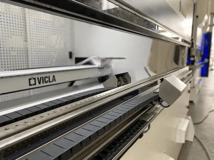 Belka górna z narzędziami gnącymi prasy VICLA
