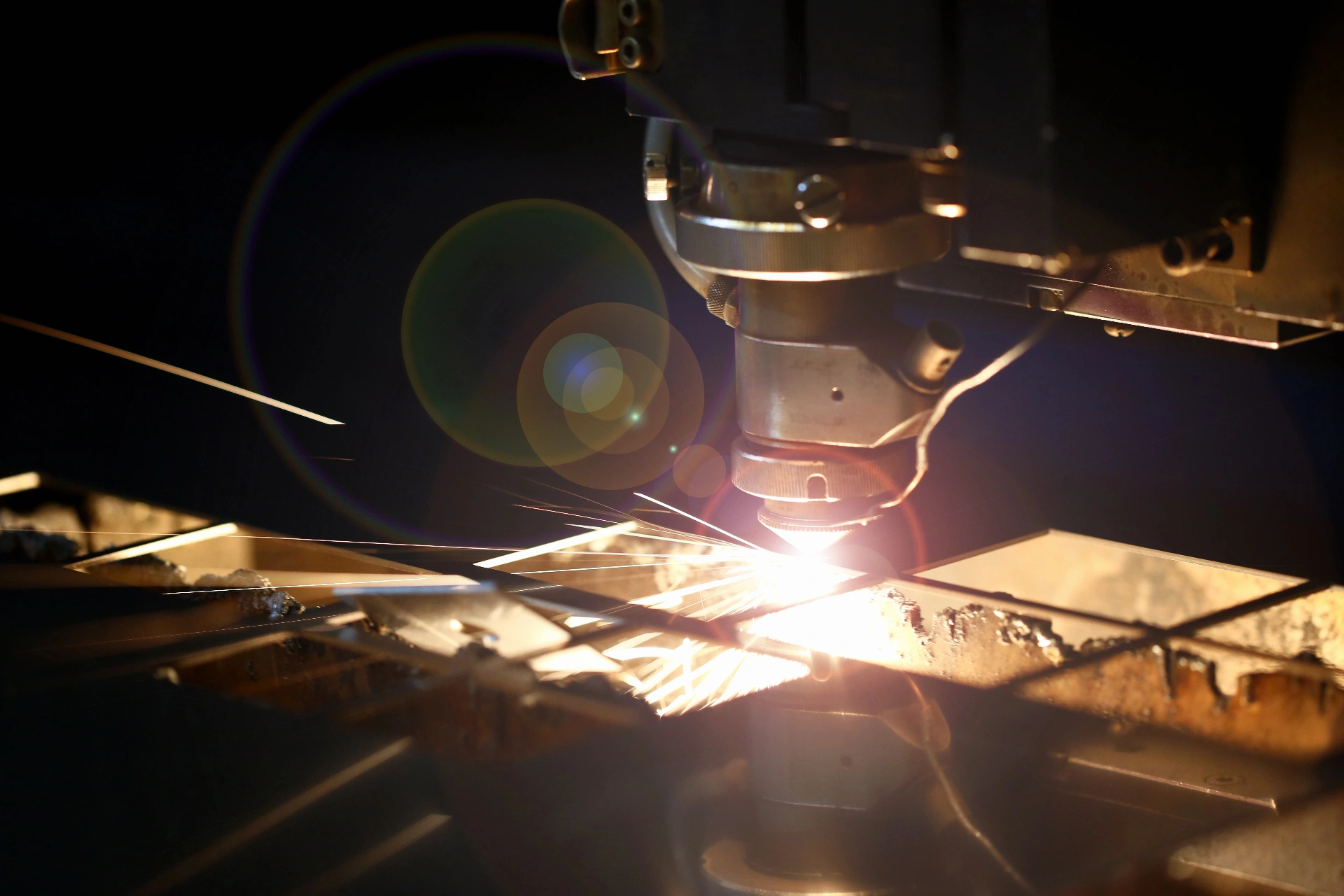 Spawanie laserowe elementów metalowych w hali MAR-BOL w Siedlcach